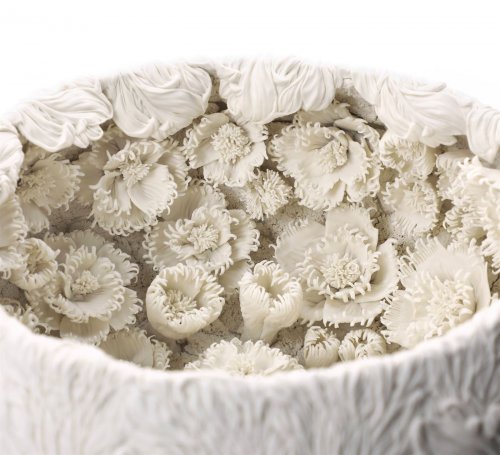 Потрясающе детализированные фарфоровые сосуды Хитоми Хосоно, "цветущие" сотнями цветков, листьев и веток (10 фото)