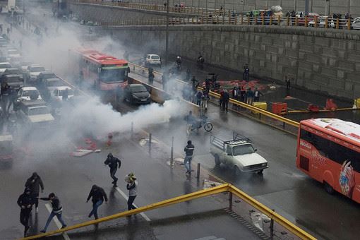 <br />
Плеснули бензин: протесты в Иране тушат отключением интернета<br />
