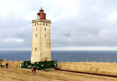 Старый маяк переехал на новое место (10 фото)