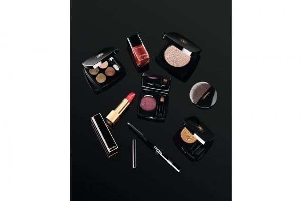 Chanel представил новогоднюю коллекцию макияжа, вдохновленную барокко