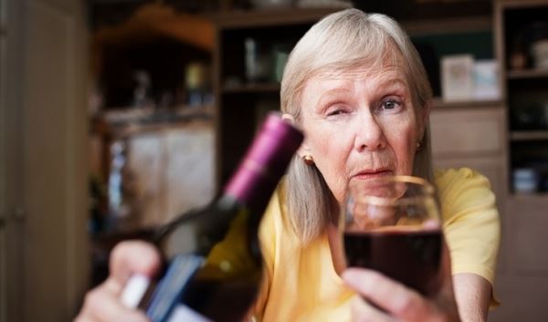 Чем опасен алкоголь в старости?